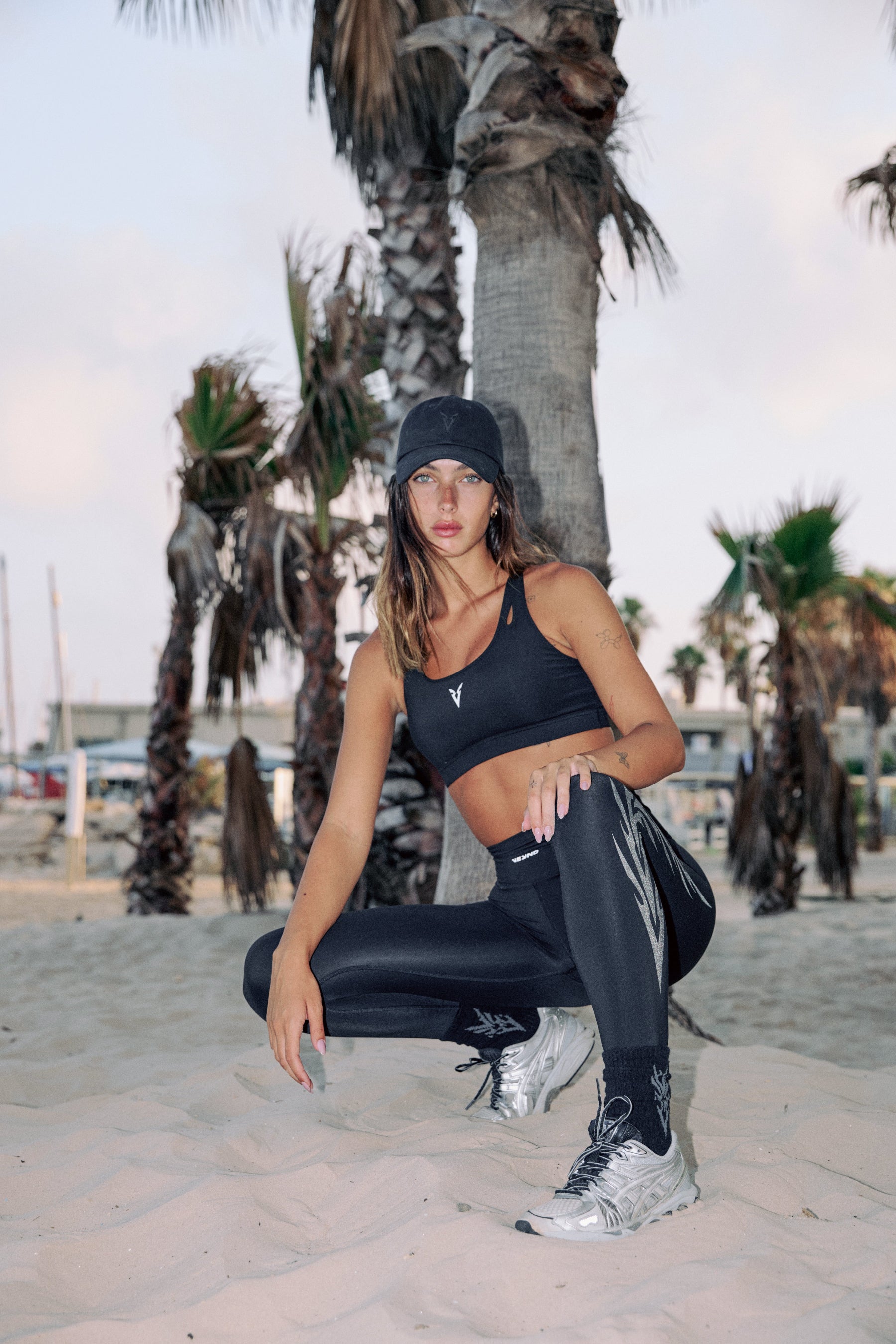 SPORTS BRA CUT OUT - Black