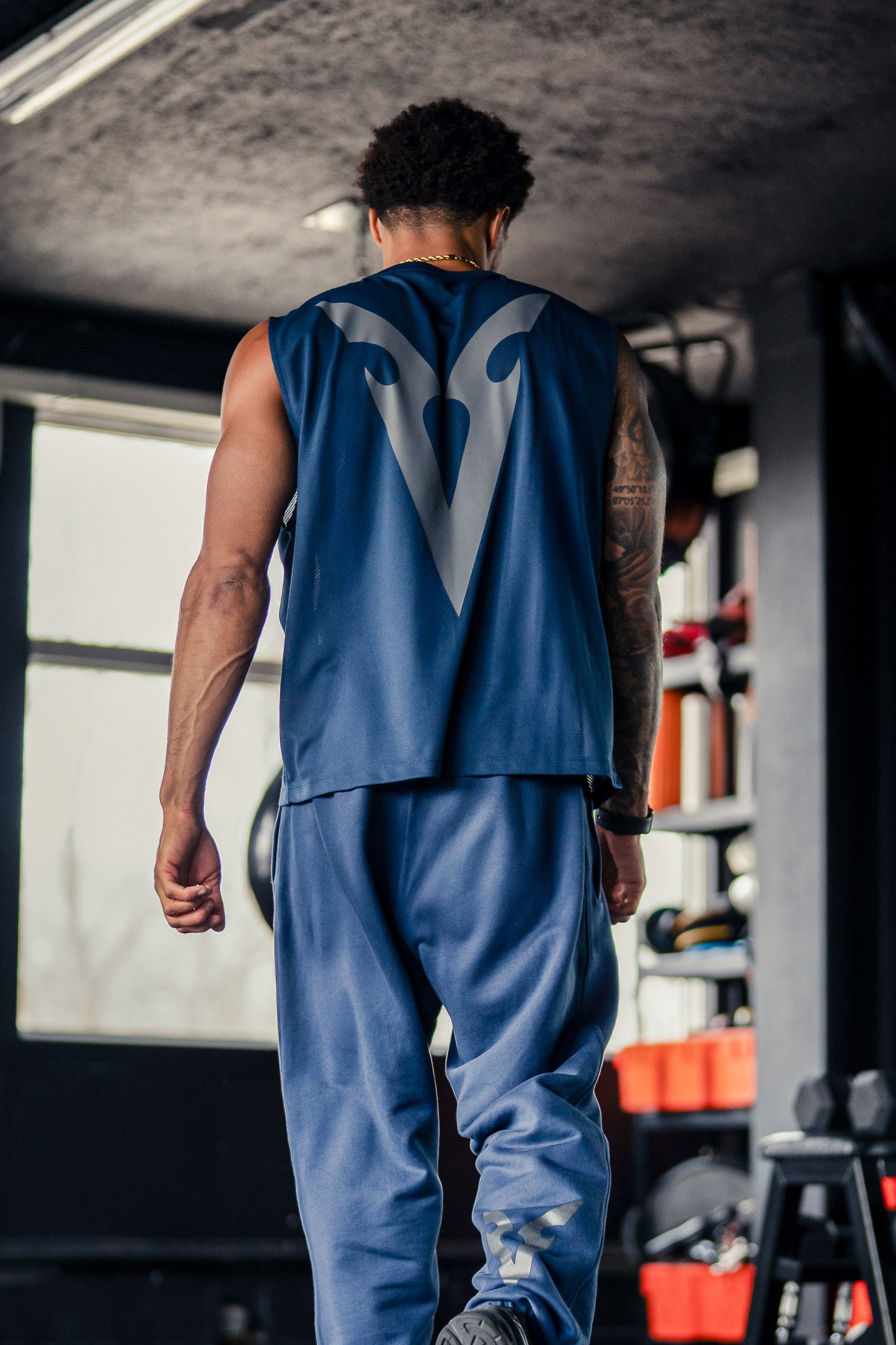 BOXY SLEEVELESS T-SHIRT V-GRAPHIC - Navy