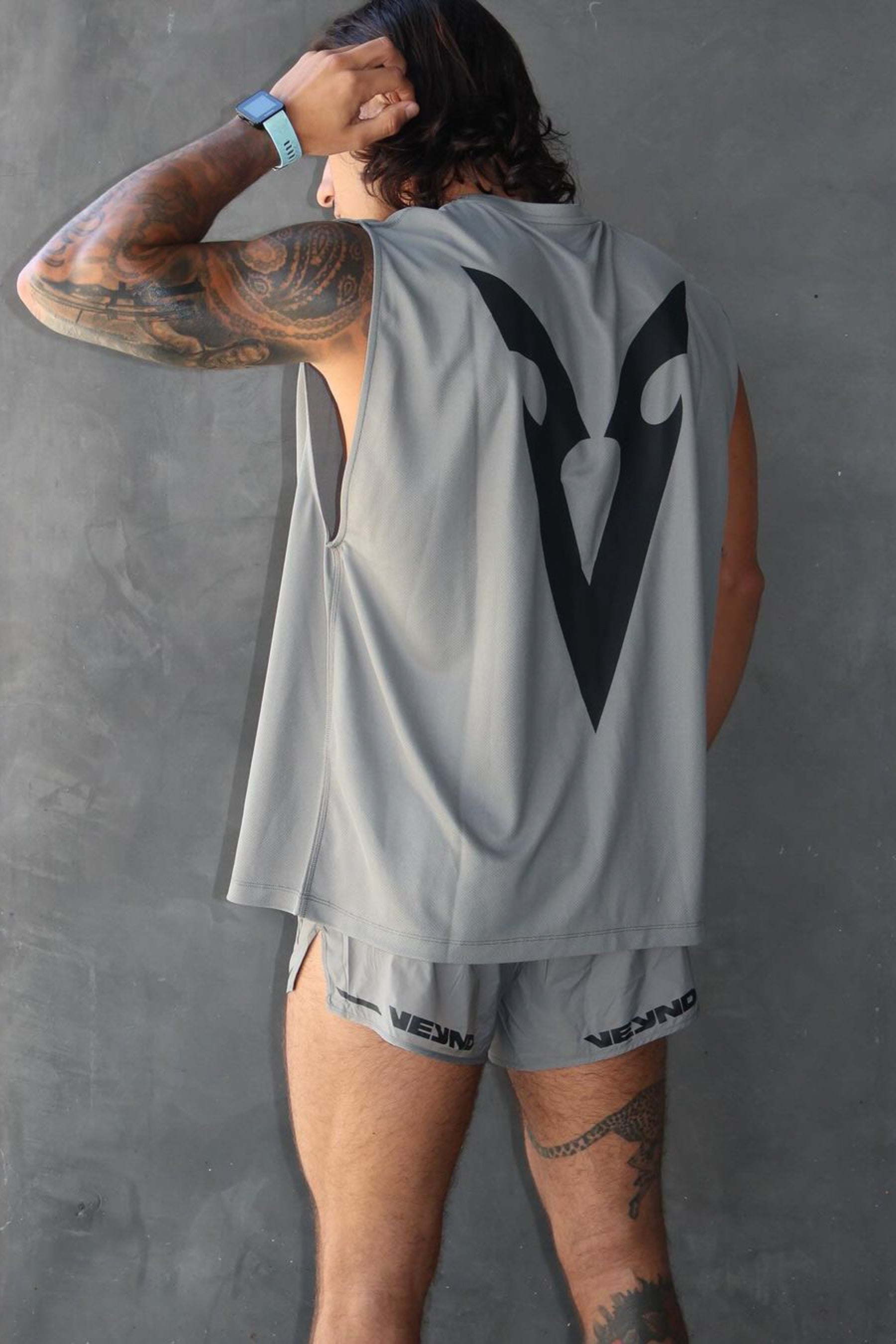 BOXY SLEEVELESS T-SHIRT V-GRAPHIC - Light Gray