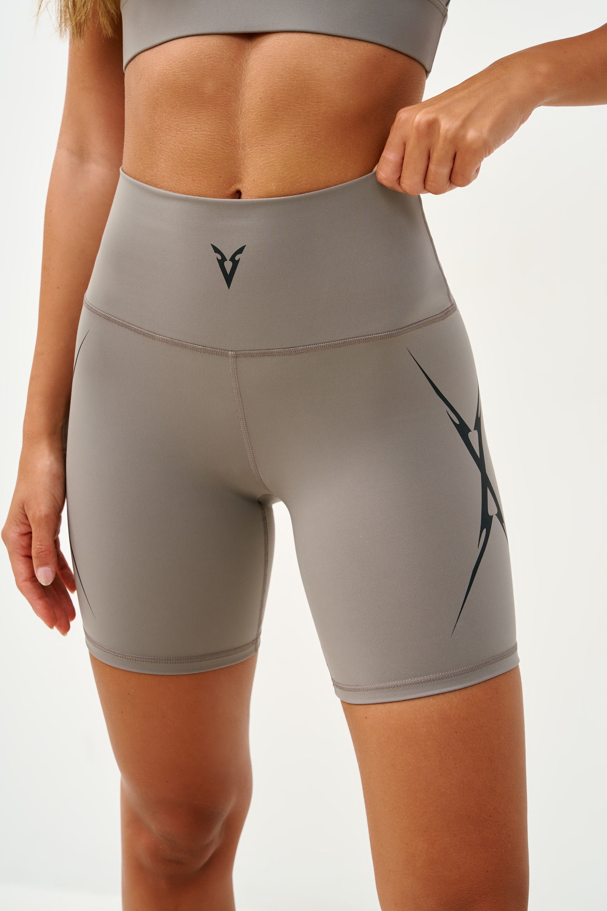 7" SHORTS CROSS GRAPHIC - Light Gray